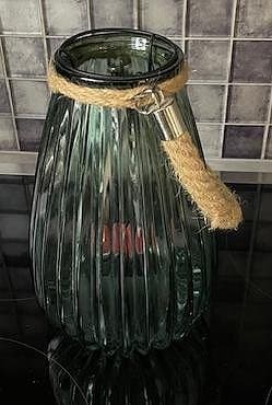 Glaslykta grön med handtag i rep