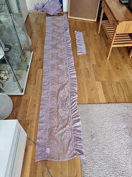 Lila spetslängder ca 220 långa med kappa