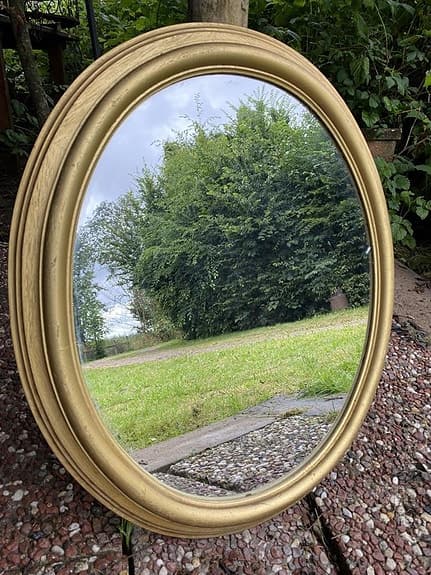 Oval spegel med tjock guldfärgad ram