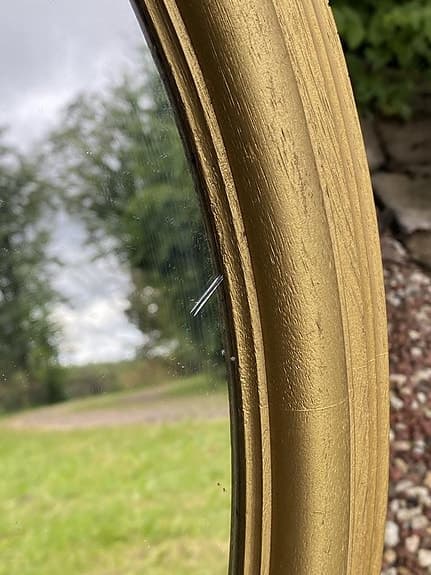 Oval spegel med tjock guldfärgad ram