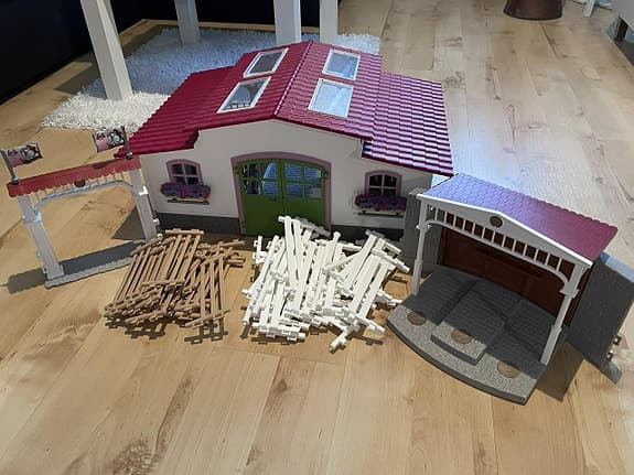 Schleich stall och mycket tillbehör