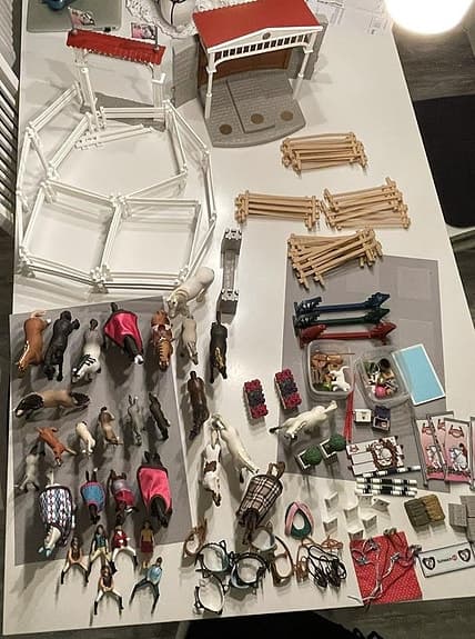 Schleich stall och mycket tillbehör