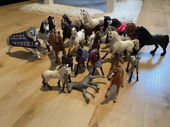 Schleich stall och mycket tillbehör
