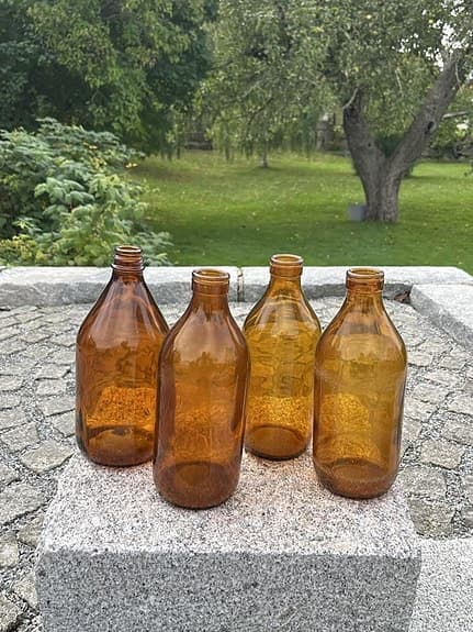 3 mjölkflaskor 1 lit + medicinflaska 1,2 lit i brunt glas
