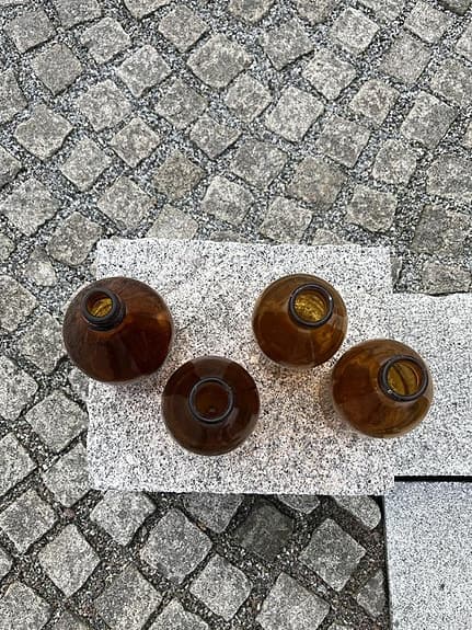 3 mjölkflaskor 1 lit + medicinflaska 1,2 lit i brunt glas