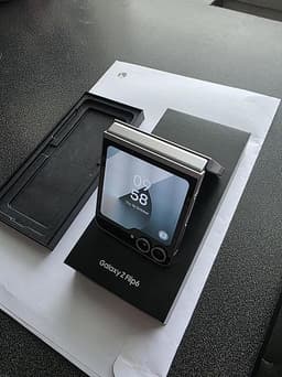 Samsung Galaxy Z Flip6 5G – 12GB RAM / 256GB – Som ny