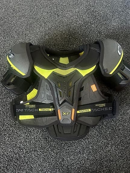 Hockey axelskydd och armbågsskydd