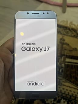 Samsung J7 5.5tum fungerar mycket bra med skal