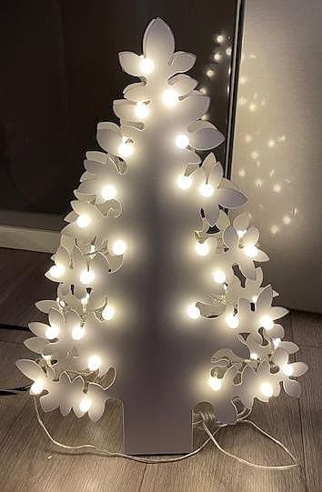 Ljusträd i vit metall