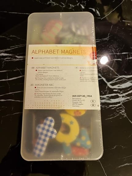 Ny låda med magnetiska bokstäver