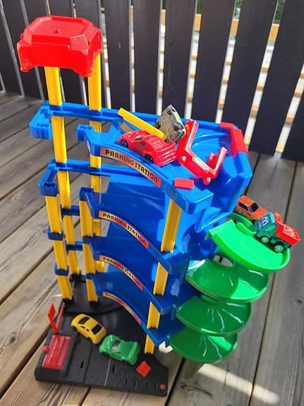 Bilbana. verktygslåda och bilar
