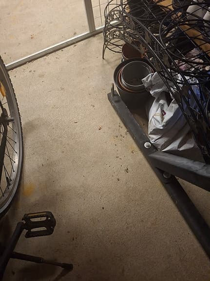 boxningsäck med stativ och handskar