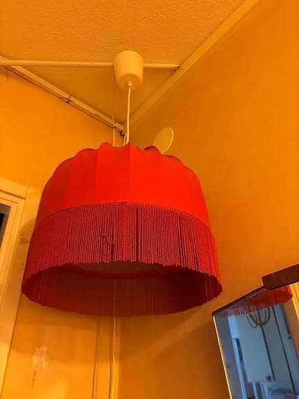 !!40-tal röd lampskärm/ lampa med fransar