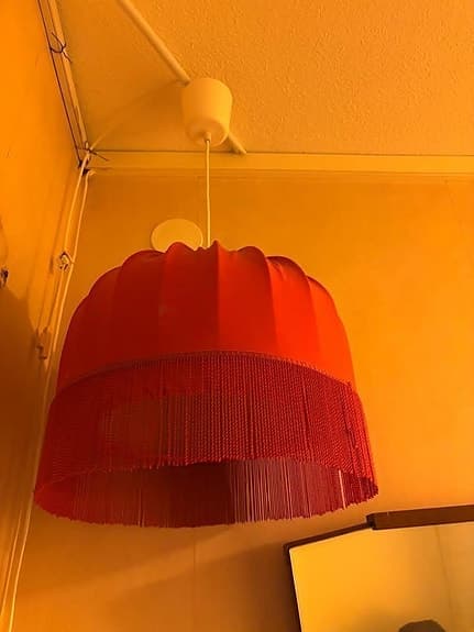 !!40-tal röd lampskärm/ lampa med fransar