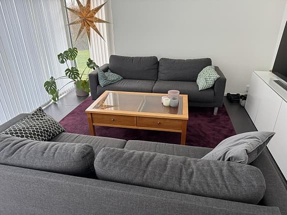 Soffbord i trä med glasskiva och lådor