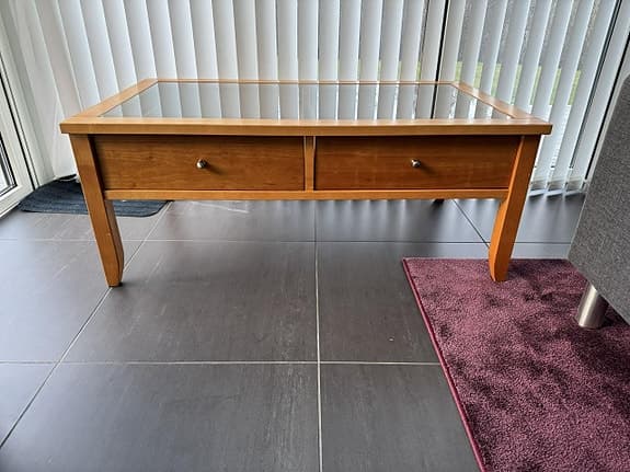 Soffbord i trä med glasskiva och lådor