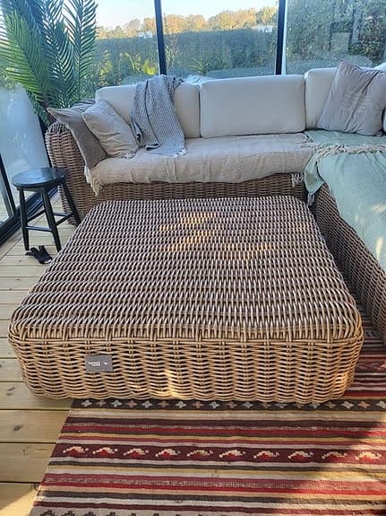 bord eller fotpall med dyna