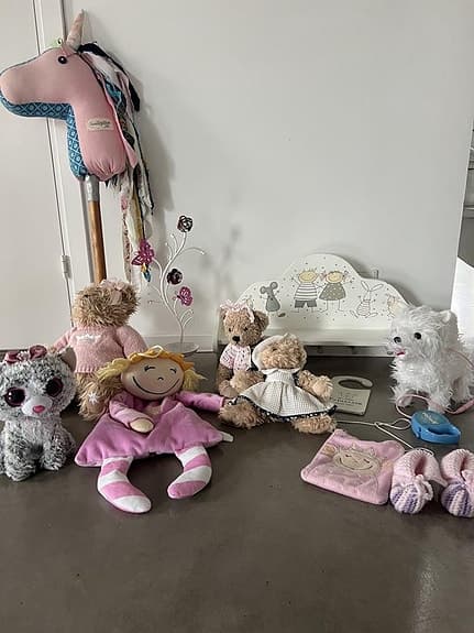 Diverse leksaker och hylla