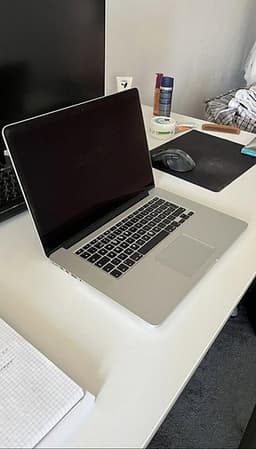 MacBook Pro 15” – i7 / 16GB / 512GB SSD – Fint skick