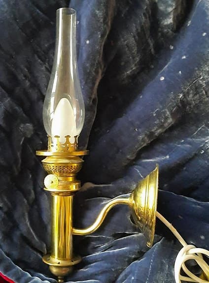 Vägglampa mässing glas omgjord fotogenlampa stormglas kosm