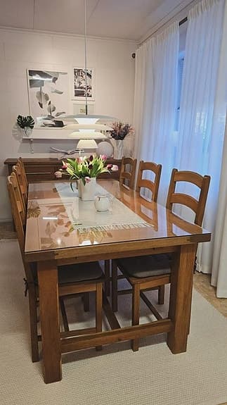Bord och stolar + Byrå i massiv Ek