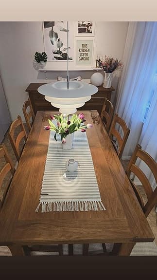 Bord och stolar + Byrå i massiv Ek