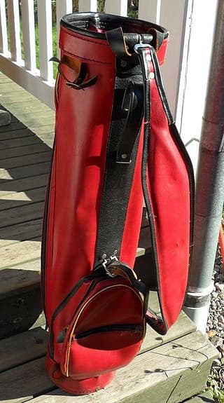 Golfbag röd läder med lång kraftig bärrem.