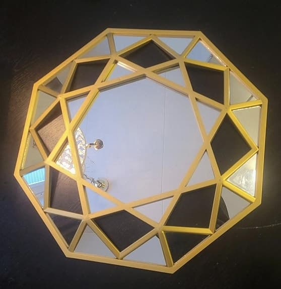 Dekorativ väggspegel