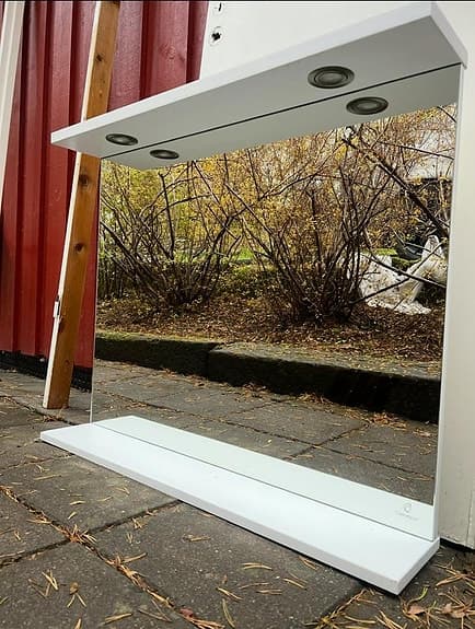 Badrumsspegel med inbyggd LED-belysning