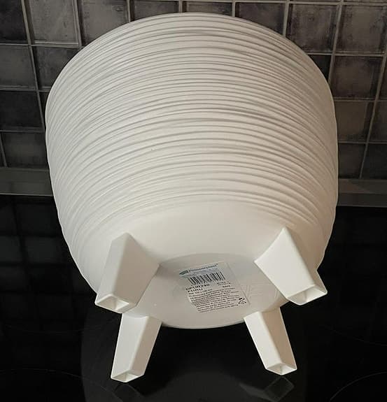 Kruka i hårdplast vit på 4 ben