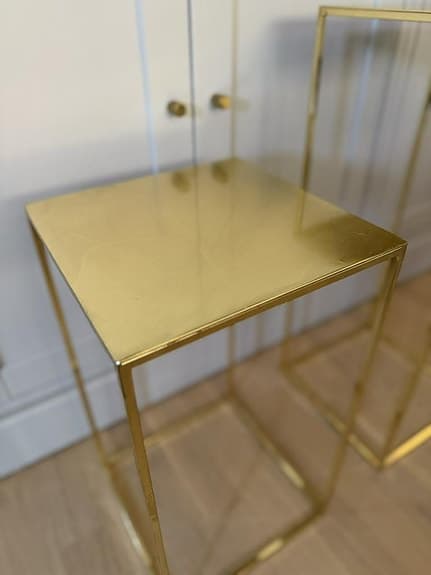Nya piedestaler / sidobord mässing