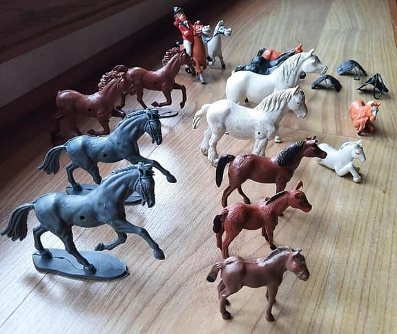 leksakshästar av olika slag