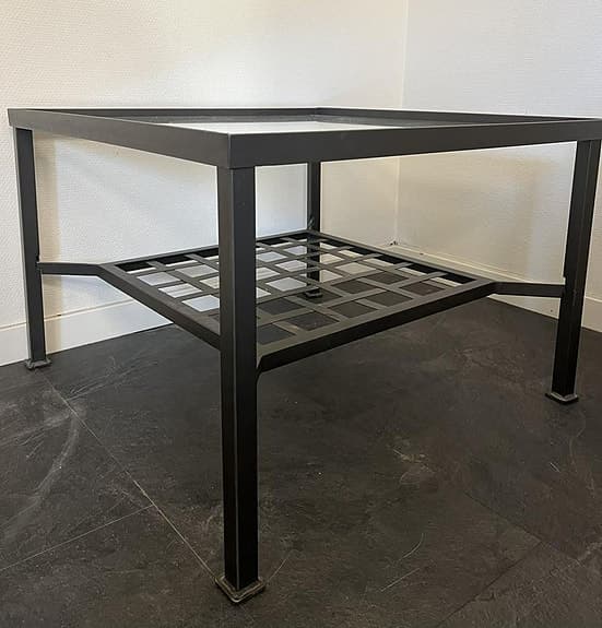 Bord, med glasskivor och hyllplan