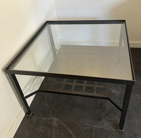 Bord, med glasskivor och hyllplan