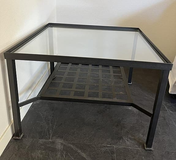 Bord, med glasskivor och hyllplan