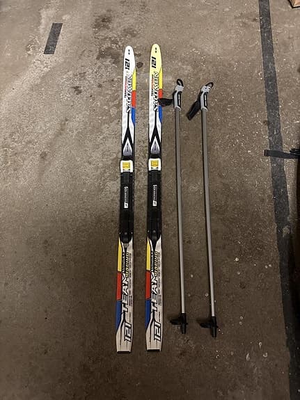 barnskidor med stavar