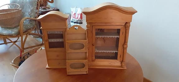 2 miniatyrskåp och 1 liten öppen hylla