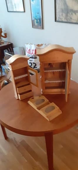2 miniatyrskåp och 1 liten öppen hylla