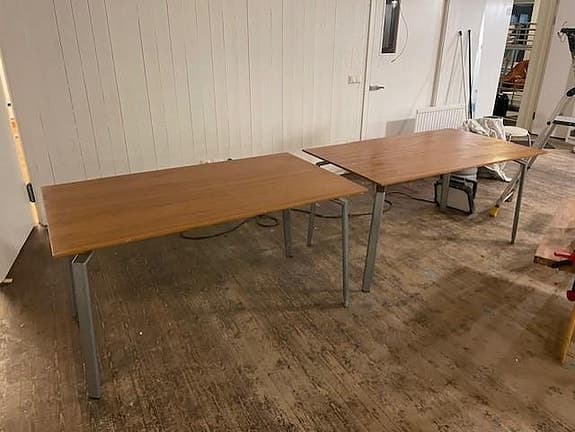 2 st skrivbordsben par med reglerbar höjd.