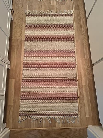 Handvävda mattor rosa och beige