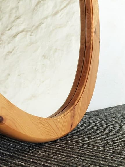 Oval spegel med träram