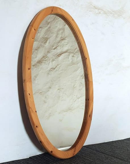 Oval spegel med träram