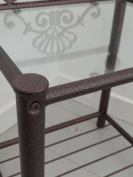 Sängbord / sidobord i metall med glasskiva
