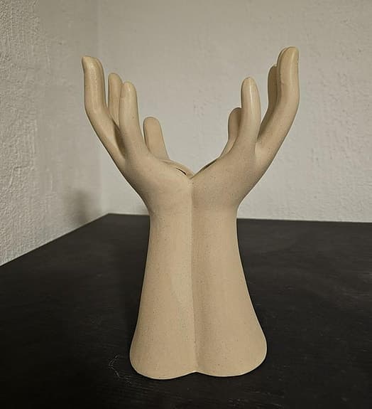 Blomvas HANDS. Beige. Keramik.