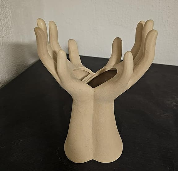 Blomvas HANDS. Beige. Keramik.