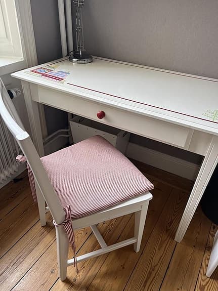 Skrivbord och stol