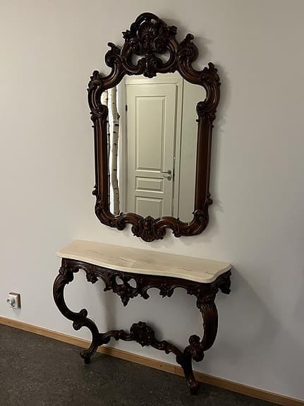 Spegel med marmor bord