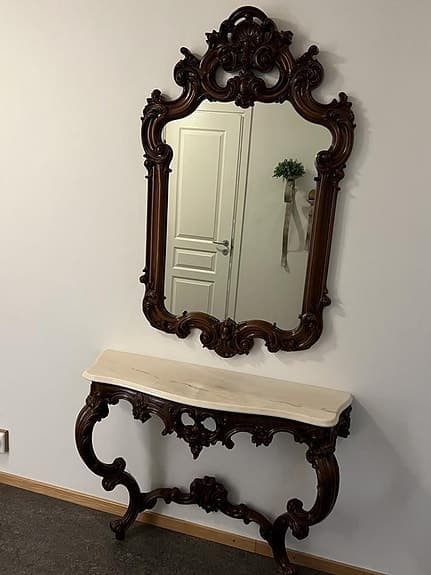 Spegel med marmor bord
