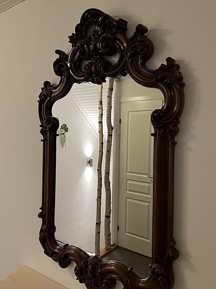 Spegel med marmor bord