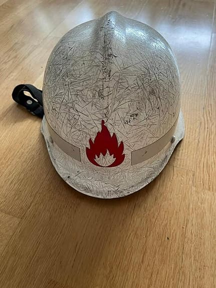 Retro Brandhjälm vit.Brandmansskyddshjälm Brissman